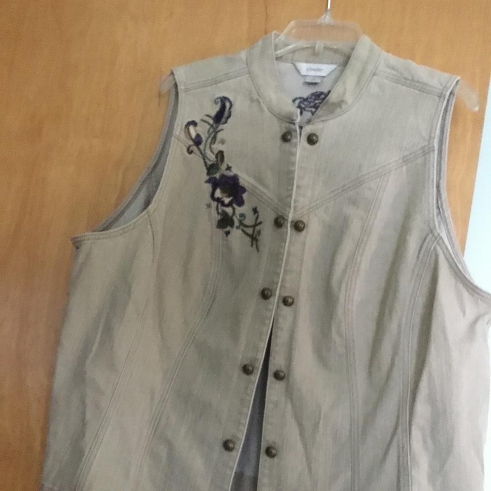 Beautifully embroidered vest, 1X. Beige